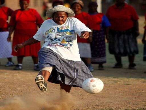 Soccer Grannies, le Nonne sanno anche giocare a calcio